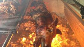 Condenan a prisión a una influencer por comer carne de cerdo en Bali