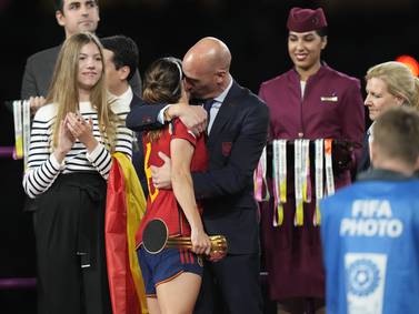 FIFA investigará al directivo de fútbol español que besó sin su consentimiento a una jugadora en la final del mundial