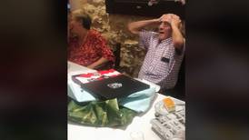 Viral alegría de un abuelo por el regalo en su 90 cumpleaños