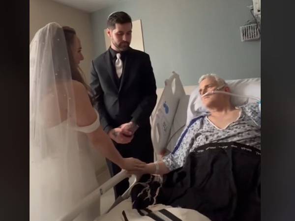 Novia se casó en el hospital para que su padre no se perdiera el momento antes de morir