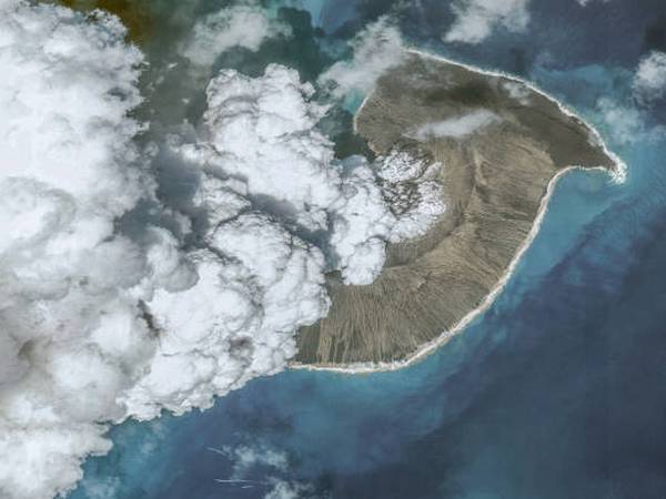 Nueva isla emerge en el Océano Pacífico tras la erupción de un volcán submarino