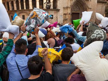 Curioso: Municipio argentino organizará “guerra de almohadas” para combatir el estrés y la ansiedad