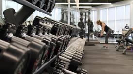Joven se hizo viral por grabación en el gym: se enredó haciendo un ejercicio en la barra
