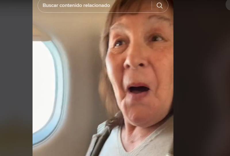 Abuela es viral por su reacción al viajar por primera vez en avión
