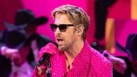 Ryan Gosling juega con el fin de “Ken” en SNL