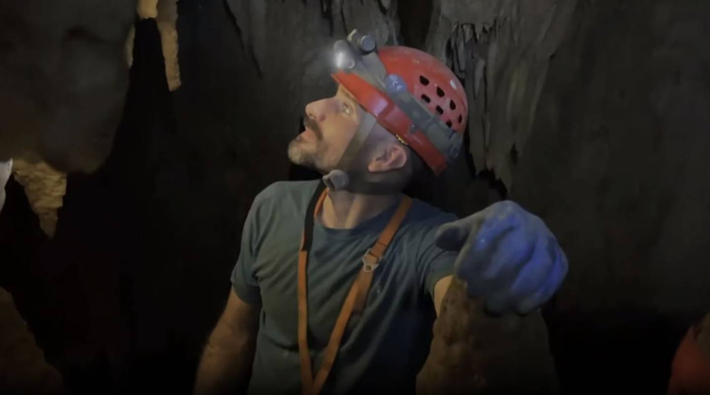 Mark Dickey aparece en la cueva Cueva Gavilán en México, en un clip del documental "Abismo".| Foto: Rob Spangler/Abismo