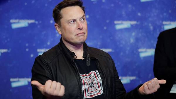 ¿Qué pone Elon Musk en su mesa de noche? Lo revela con una imagen publicada en Twitter