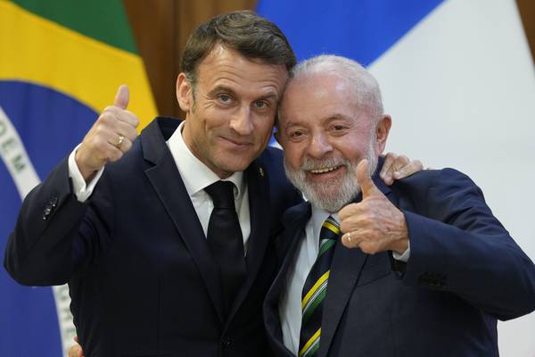 Macron abraza a Lula... y a los memes que se burlan de la "boda" de ambos