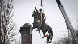 Desmantelan monumento a militar soviético en la capital de Ucrania