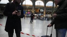 Hombre con cuchillo ataca a seis personas en una estación de tren en París