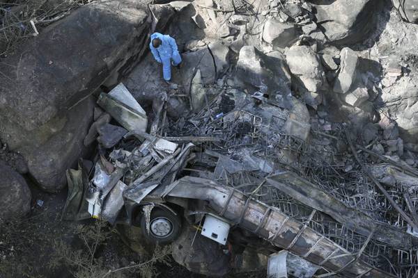 Buscan más víctimas entre restos de autobús con peregrinos que cayó de puente en Sudáfrica