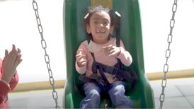 Niños refugiados disfrutan del patio de recreo inclusivo