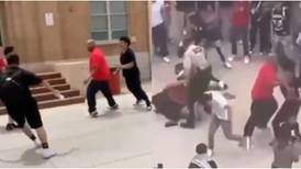 Padre entra a escuela y golpea a 30 estudiantes que hacían bullying a sus hijos