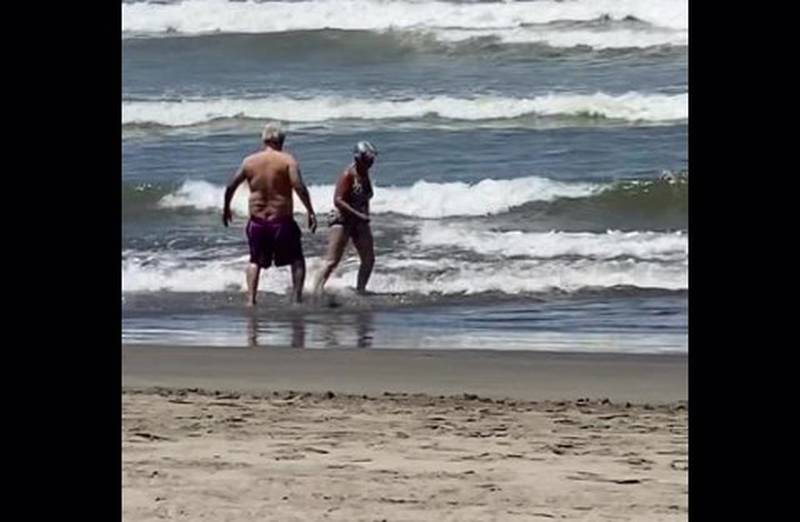 La pareja de ancianos enamorados jugaba a orillas del mar, conquistando a millones de usuarios en TikTok