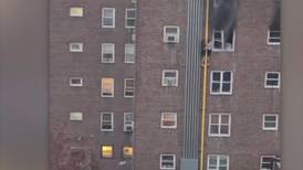 Dramático video muestra a dos adolescentes huyendo de las llamas de un cuarto piso por una tubería