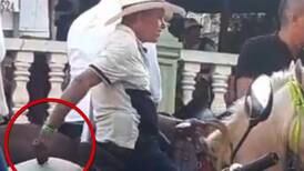 Hombre usó un taser en un caballo durante una cabalgata y ahora enfrentará cargos