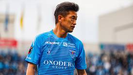 Conoce al futbolista japonés de 54 años que seguirá jugando fútbol profesional