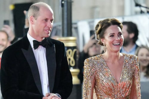 Kate Middleton deslumbra con vestido dorado en el estreno de ‘Sin tiempo para morir’ 