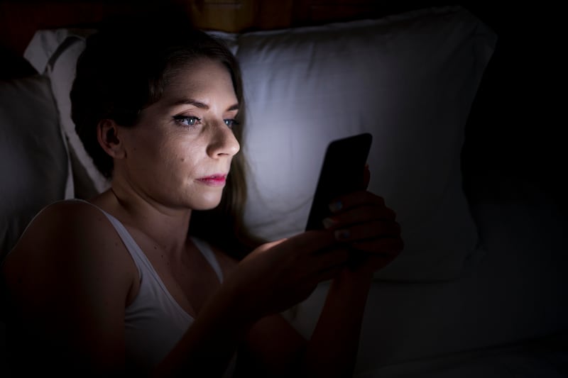 El vamping es el hábito por medio del cual las personas utilizan aparatos electrónicos durante la noche, reduciendo las horas necesarias de sueño para lograr un buen descanso. Foto: Freepik.