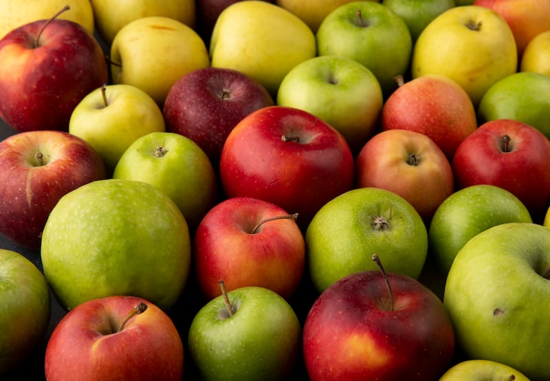 La manzana es una de las frutas más completas y saludables que se conocen, gracias a su contenido en hidratos de carbono, fibra, vitaminas y potasio. Foto: Freepik.