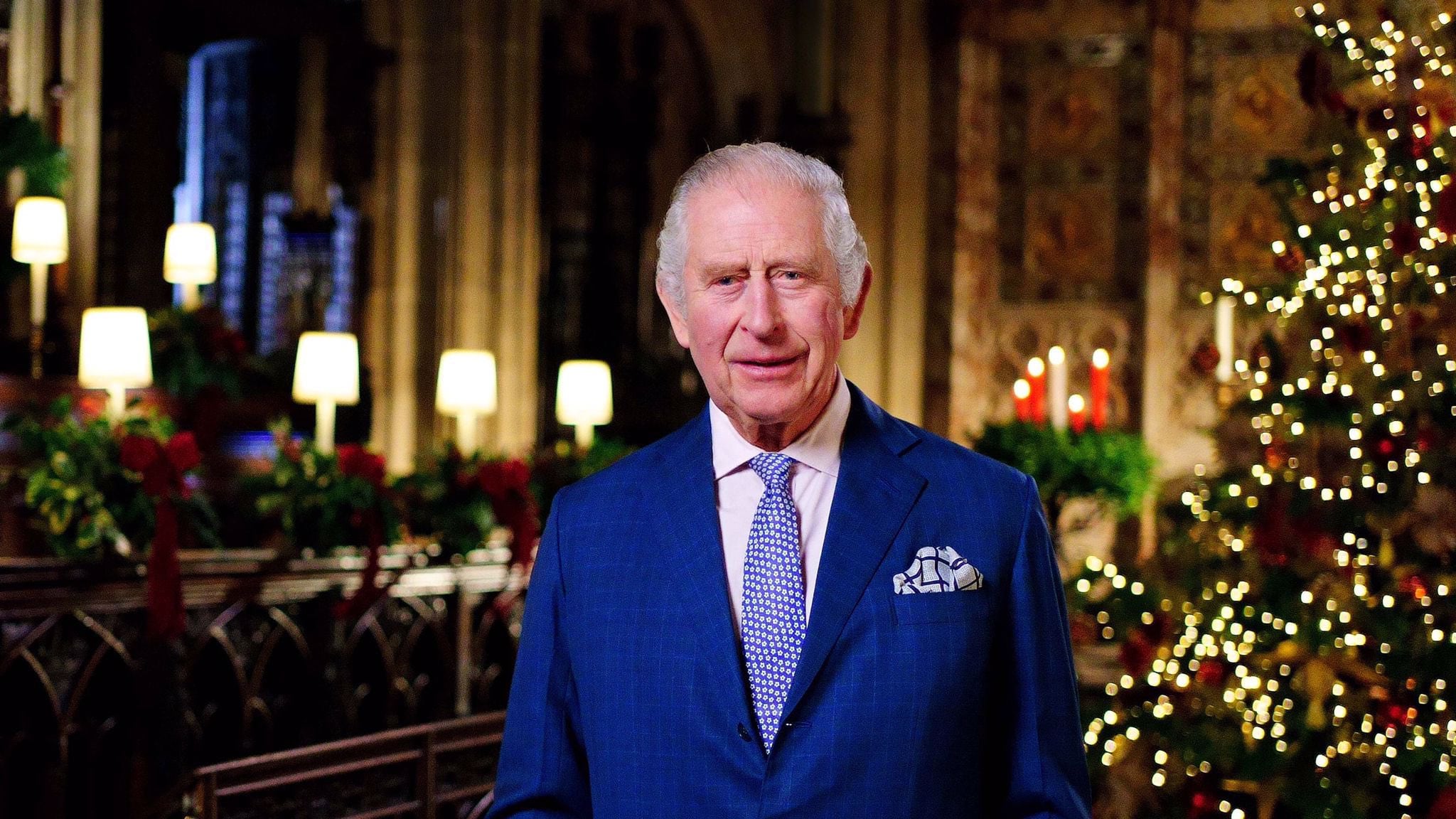 Carlos III, rey de Inglaterra comparte un mensaje navideño desde el castillo de Windsor.
