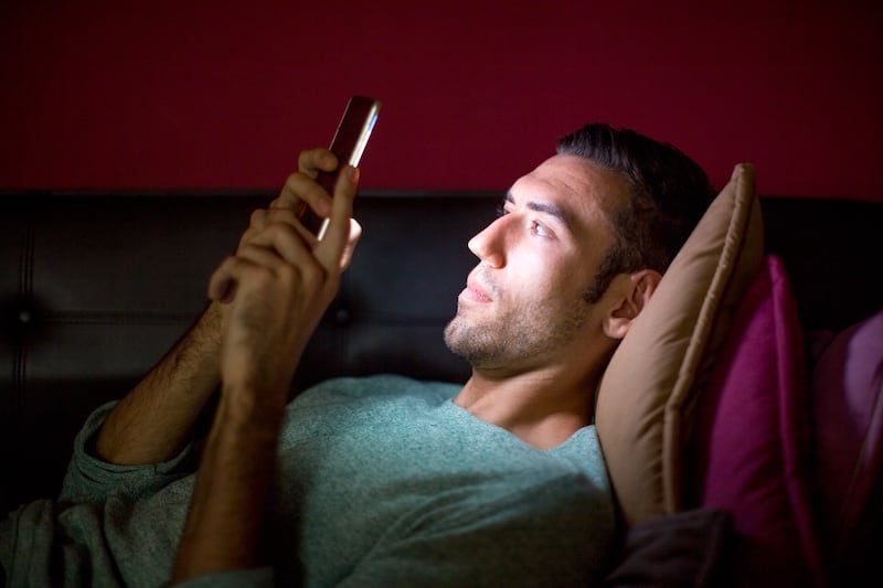 El vamping es el hábito por medio del cual las personas utilizan aparatos electrónicos durante la noche, reduciendo las horas necesarias de sueño para lograr un buen descanso. Foto: Freepik.