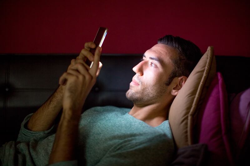El vamping es el hábito por medio del cual las personas utilizan aparatos electrónicos durante la noche, reduciendo las horas necesarias de sueño para lograr un buen descanso. Foto: Freepik.