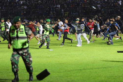 “Morían delante de nosotros”, impactante relato de tragedia en fútbol de Indonesia
