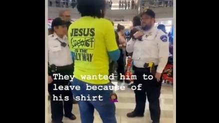 Le impiden entrar a centro comercial por camiseta