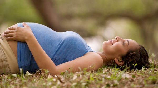 Bienestar emocional y físico genera la meditación durante el embarazo.