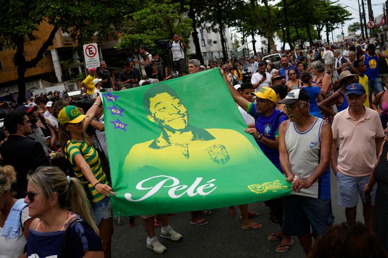 Miles de brasileños dan el último adiós al rey Pelé.