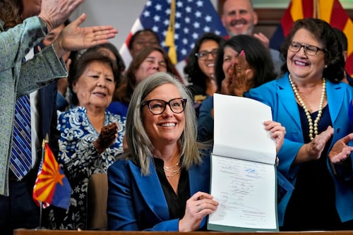 Gobernadora de Arizona firma proyecto de ley para derogar prohibición de casi todos los abortos