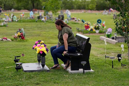 Enseñar pese al dolor: la fortaleza de una madre de víctima de la masacre en Uvalde, Texas 