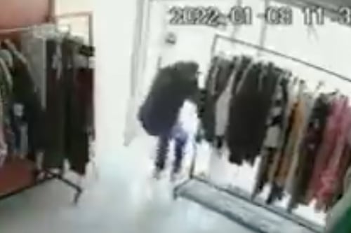 ¡Karma instantáneo! Ladrón se estrella con vidrio del local de ropa que asaltó antes de huir 