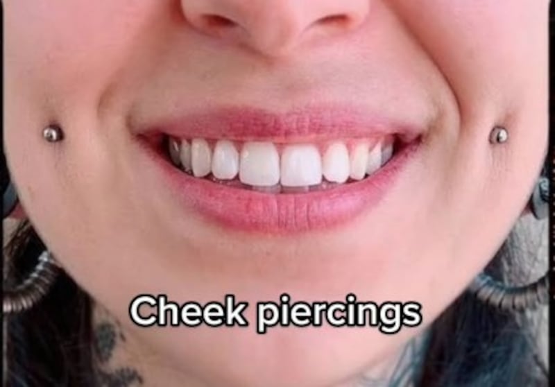 Piercing en hoyuelos de las mejillas