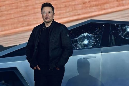 Elon Musk se sube a una Cybertruck y delata sin querer que siguen los retrasos con la producción