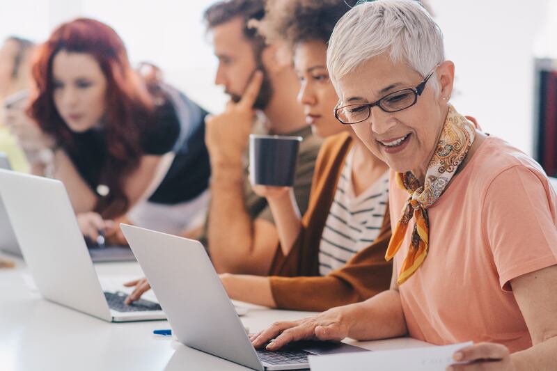 Productividad. Para muchos adultos mayores es importante mantenerse activos laboralmente. / agencias